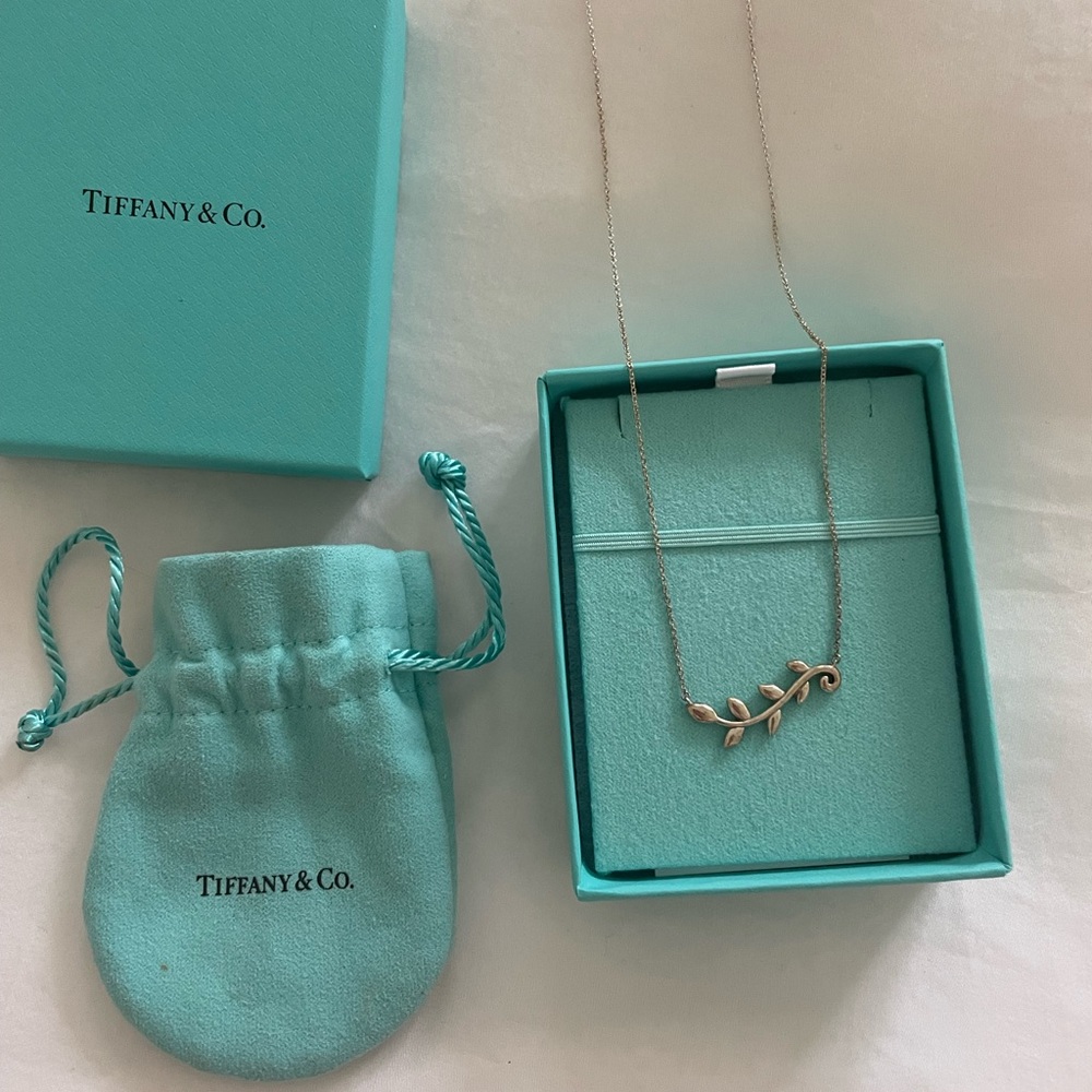 Tiffany and Co Paloma Picasso®
Olive Leaf Vine Pendant